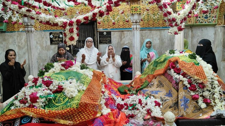 Dharavi residents pray for  redevelopment at Mahim Dargah