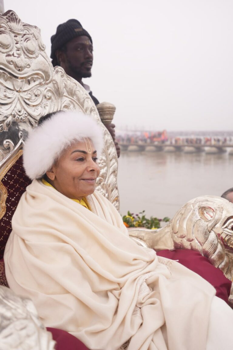 Jagadguru Sai Maa Lakshmi Devi Takes Shahi Snan/Amrit Snan at Prayagraj Maha Kumbh with Foreign Disciples