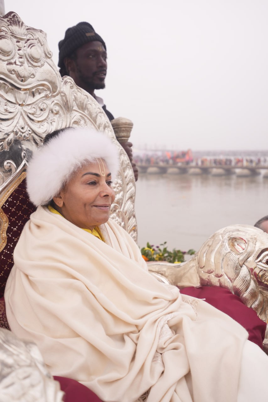 Jagadguru Sai Maa Lakshmi Devi Takes Shahi Snan/Amrit Snan at Prayagraj Maha Kumbh with Foreign Disciples