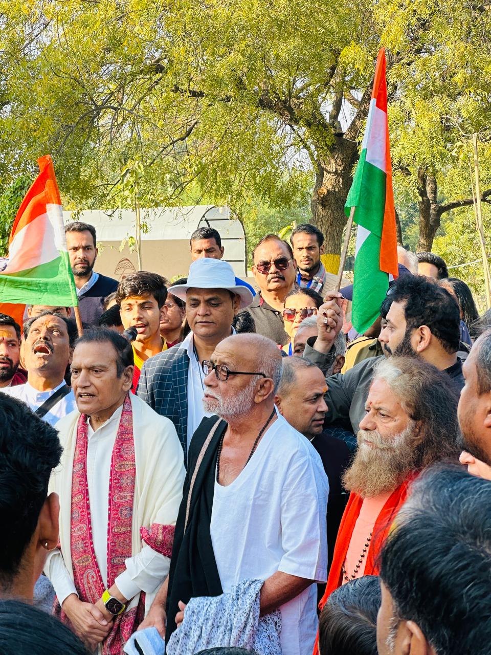 A Spiritual Salute to the Nation: Dr. Dinesh Shahra and MorariBapu Unite at Mahakumbh ahead of Republic Day Celebration