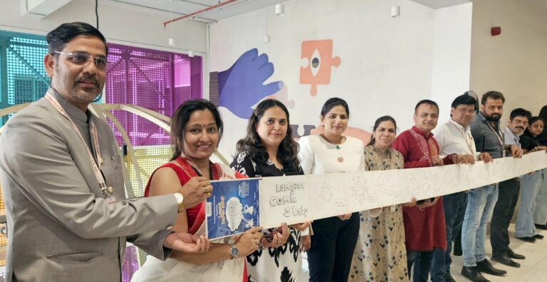 A 2-Kilometer-Long Comic Strip Created from 4,500 Illustrations