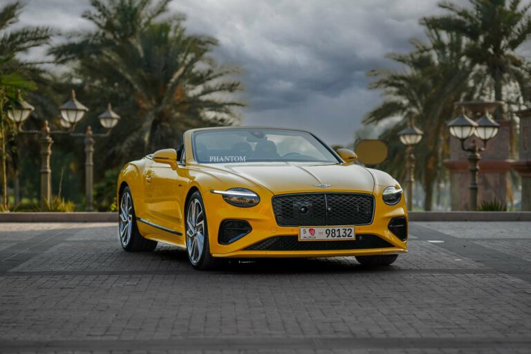 Exploring Dubai’s Nightlife: Arriving in Style with a Luxury Car