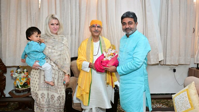 Renowned spiritual orator and Head of Vishva Jagriti Mission, Acharya Sudhanshu Ji Maharaj, confers the title of ‘Gau Rakshak’ (Protector of Cows) upon Dr. Abhishek Verma
