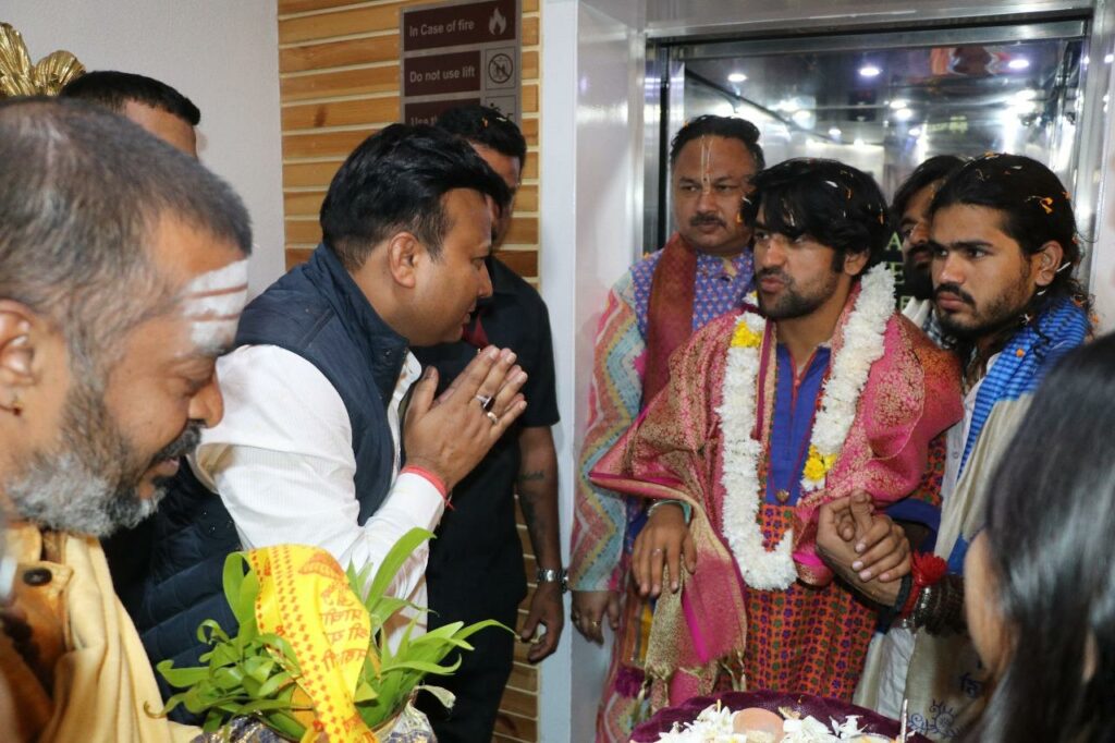 Bageshwar Baba at Sanskriti University: Inspires Students, Praises Values & Salutes – “Border Pe Jawan, Desh Ka Kisaan Hi Bharat Ke Asli Heroes!”