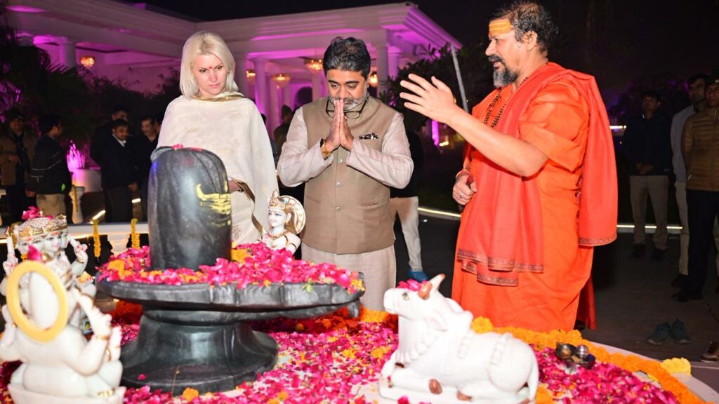 Dr. Abhishek Verma Receives Blessings of Acharya Mahamandaleshwar Swami Kailashanand Giri Ji Maharaj; Discussion on Sanatan Dharma and Social Welfare