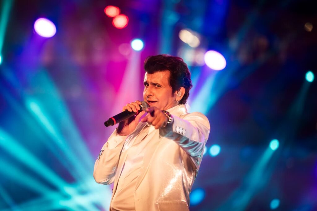 Sonu Nigam sings nonstop for 3 hours, taking Satrangi Re to another musical level!