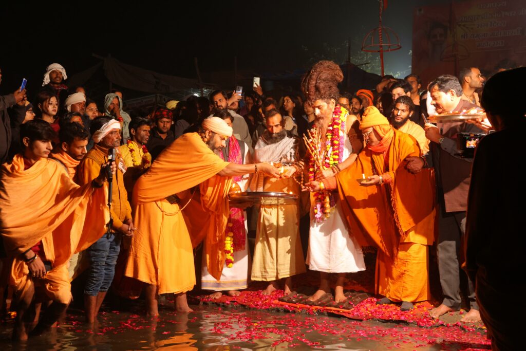 A Sacred Evening of Unity: Rashtra Ekta ke Liye Yamuna Aarti Led by Sadguru Shri Riteshwar Maharaj Ji at Vrindavan