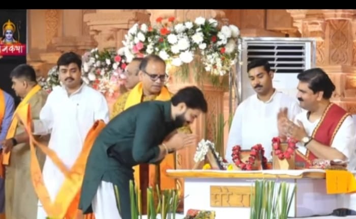 Social Worker Anand Pandey Emerges as a Symbol of Honesty and Struggle Crowd Gathers for Selfies During Rajan Ji Maharaj’s Katha