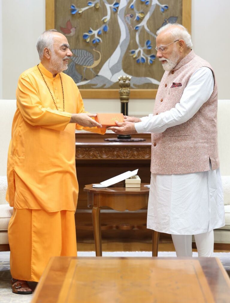 Pujya Swami Swaroopananda Meets Prime Minister Narendra Modi, Extends Invitation for Chinmaya Mission’s 75-Year Culmination Event