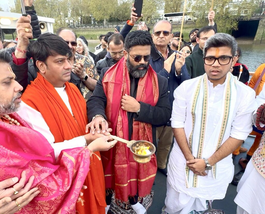 Historic “Prayer for Global Peace” Ganga Aarti Held on River Thames by Two Holy Men and Over 250 Devotees