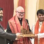 A Powerful New-Age Novel That Questions the Illusion of “Knowing More”