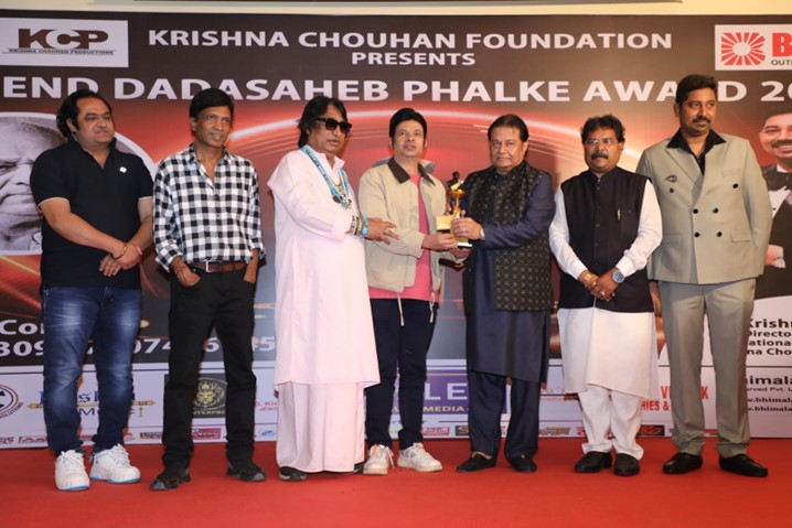 Shantanu Bhamare Bagged ‘Best Actor’ Award In Legend Dadasaheb Phalke Awards By Hands Of Padma Shri Anup Jalota Ji !