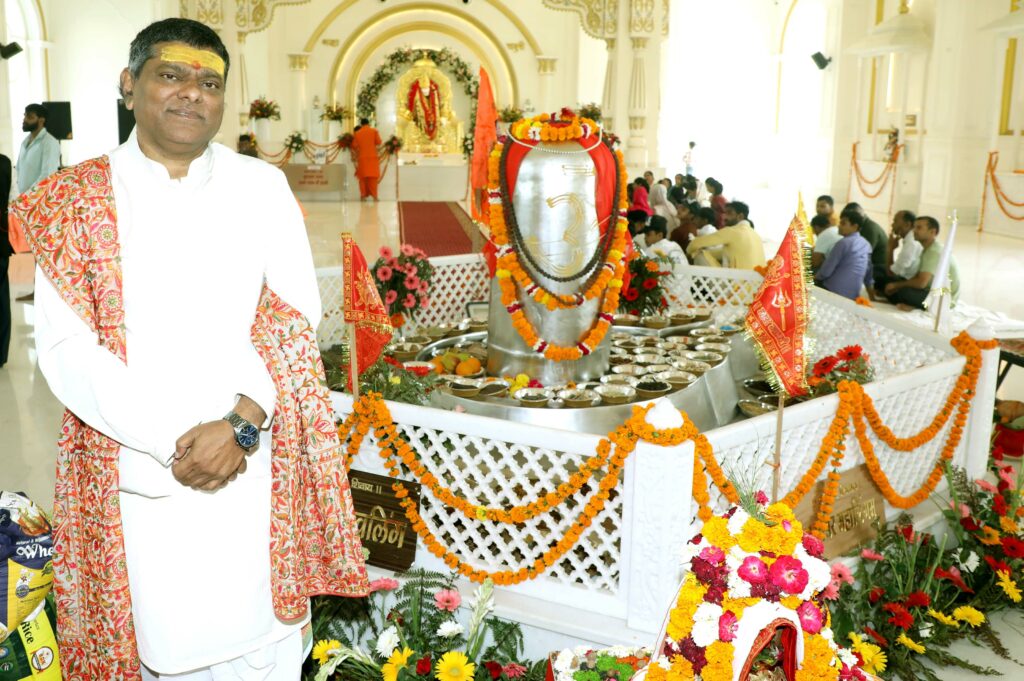 World’s Largest 5,211-kg Parad Shivling Created by Raghunath Guruji; Grand Pran Pratishtha Held in Haridwar